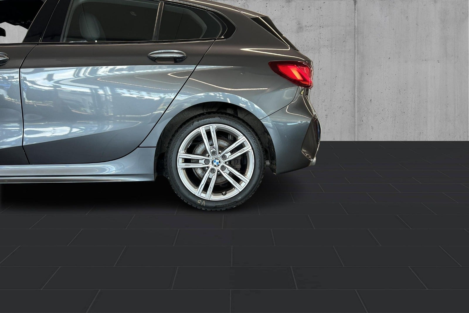 Sølv BMW 118i fra 2020