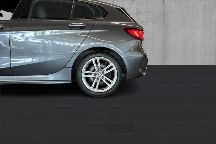 Sølv BMW 118i fra 2020