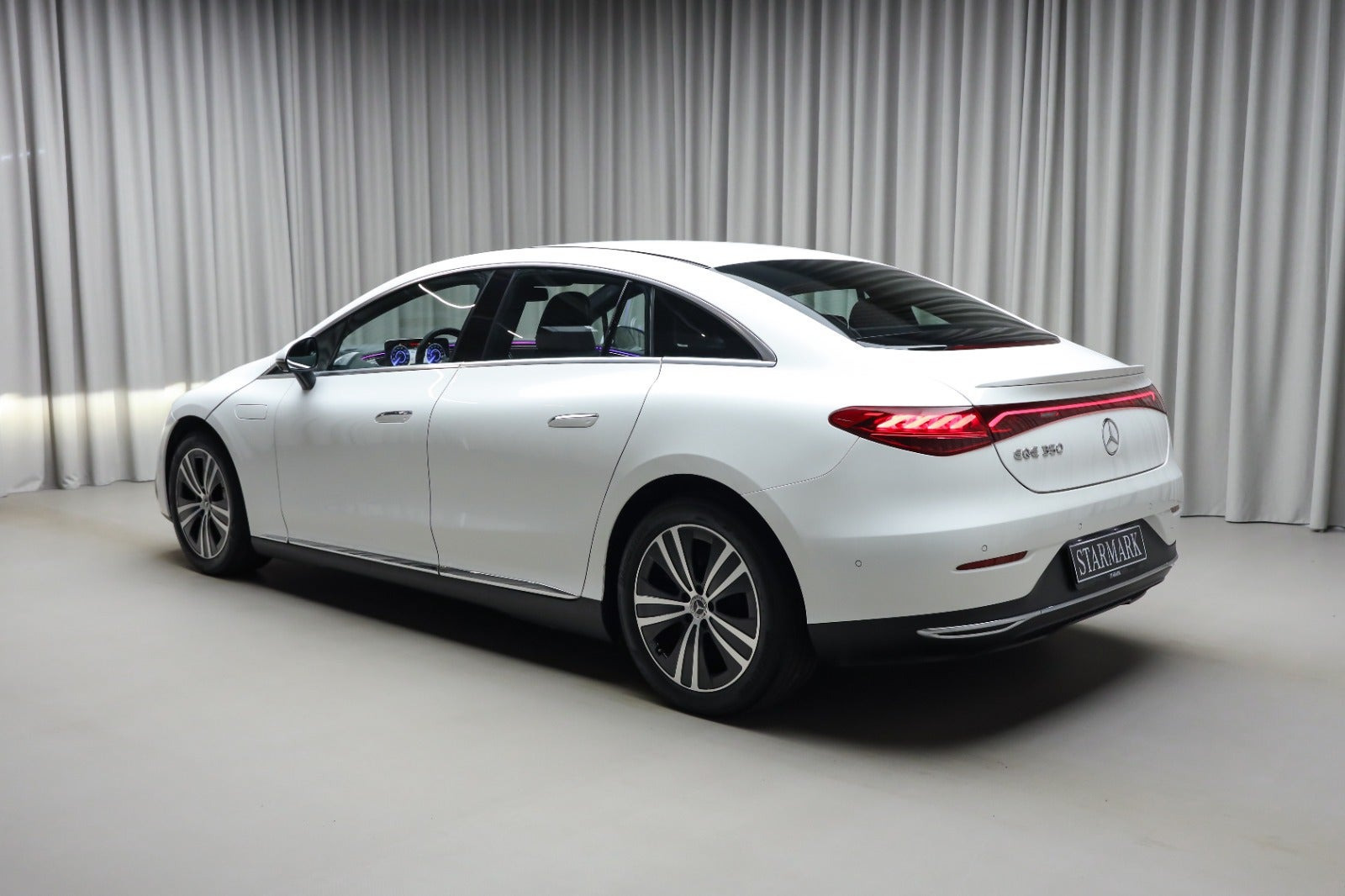 Hvid Mercedes EQE350 fra 2023