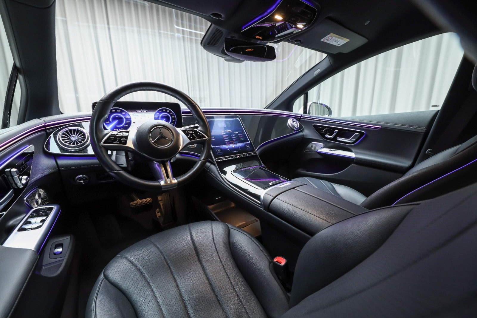Hvid Mercedes EQE350 fra 2023
