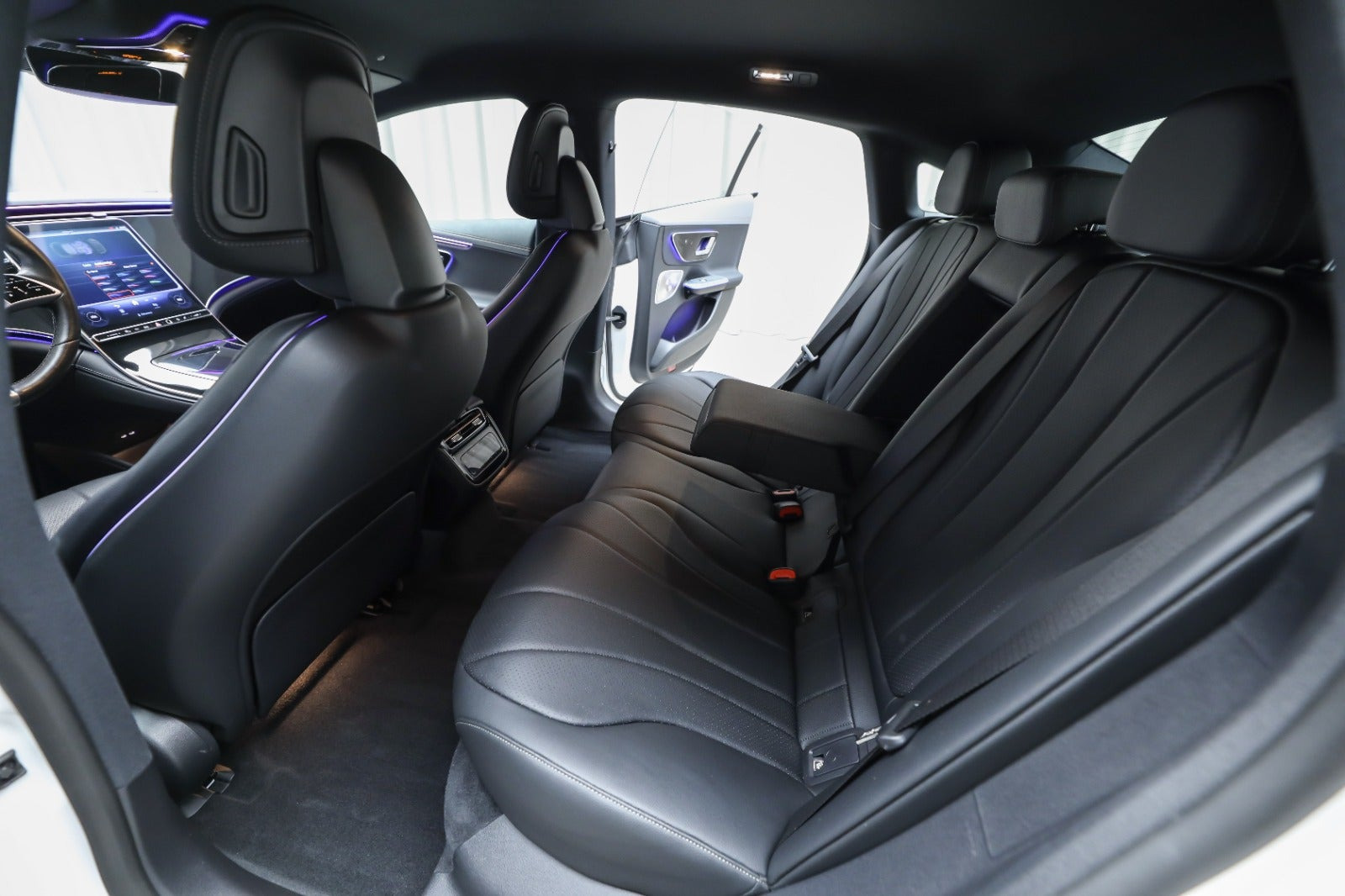 Hvid Mercedes EQE350 fra 2023