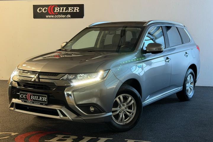 Grå Mitsubishi Outlander fra 2021 set udefra