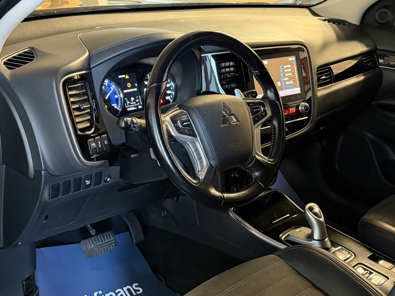 Grå Mitsubishi Outlander fra 2021