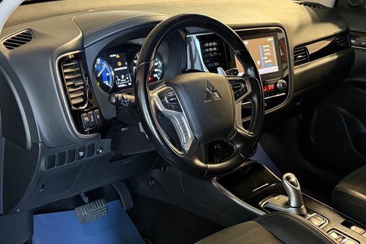 Grå Mitsubishi Outlander fra 2021