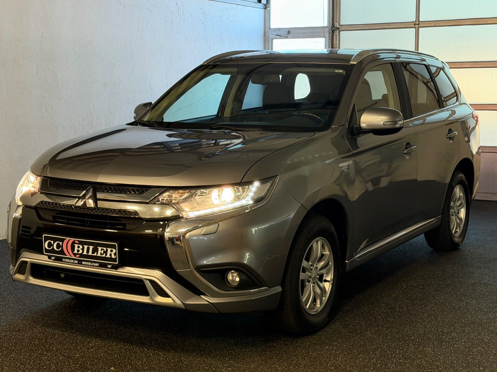 Grå Mitsubishi Outlander fra 2021