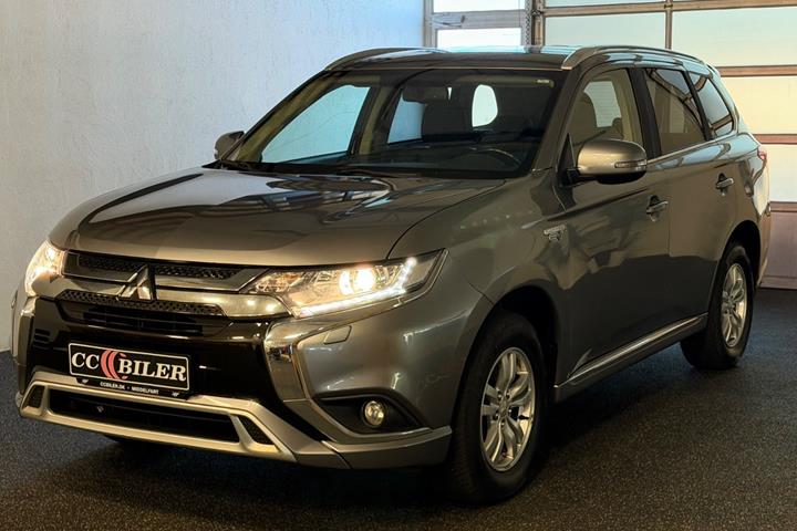 Grå Mitsubishi Outlander fra 2021