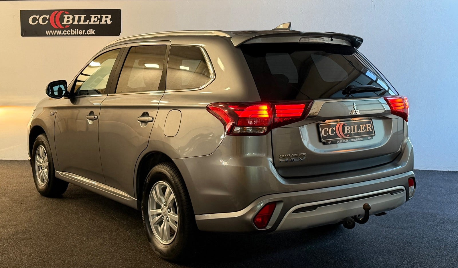 Grå Mitsubishi Outlander fra 2021