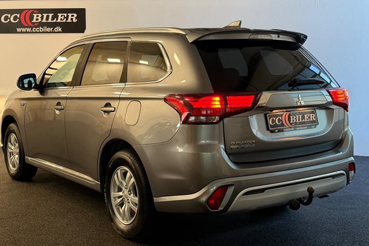 Grå Mitsubishi Outlander fra 2021