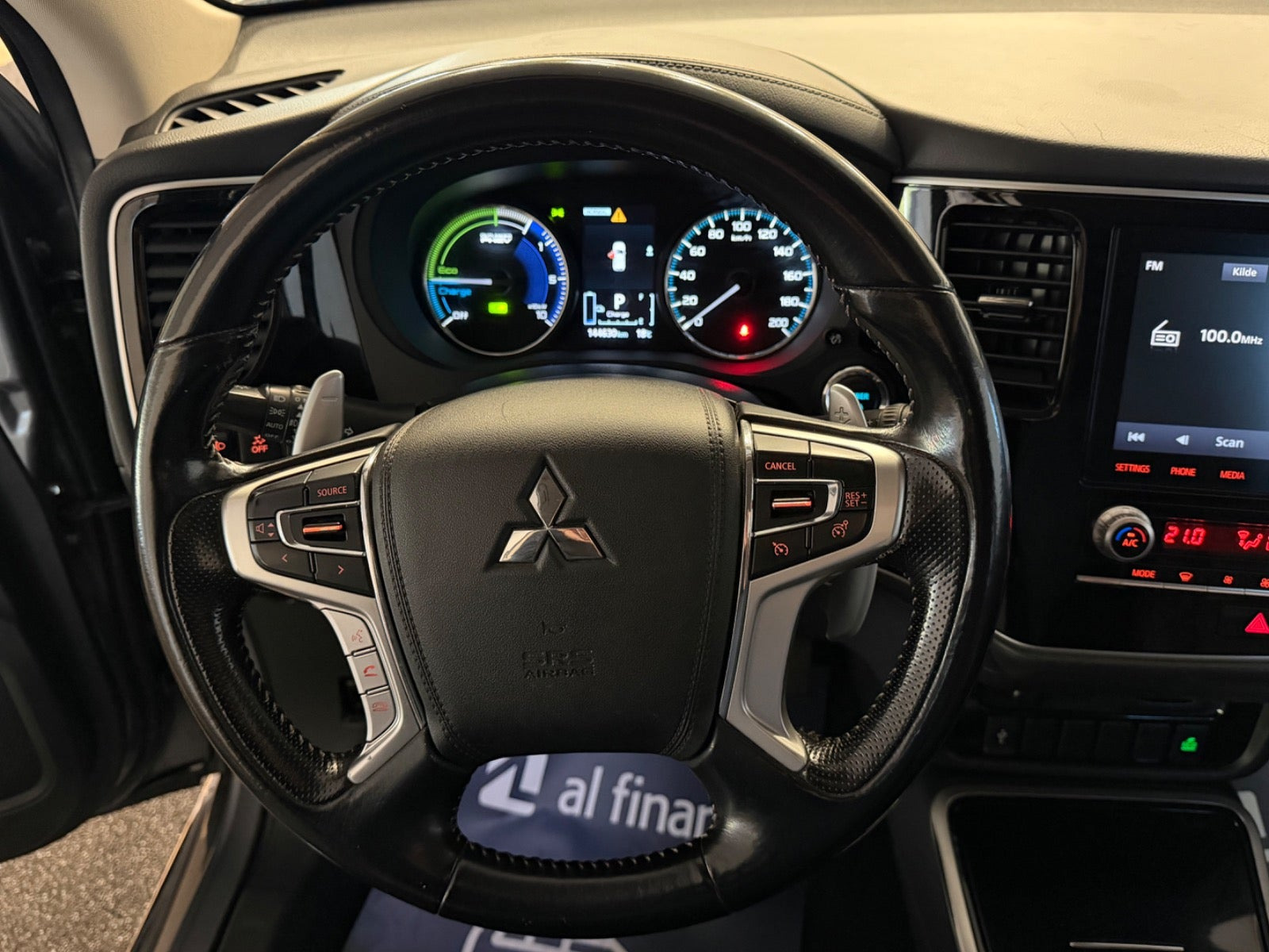 Grå Mitsubishi Outlander fra 2021