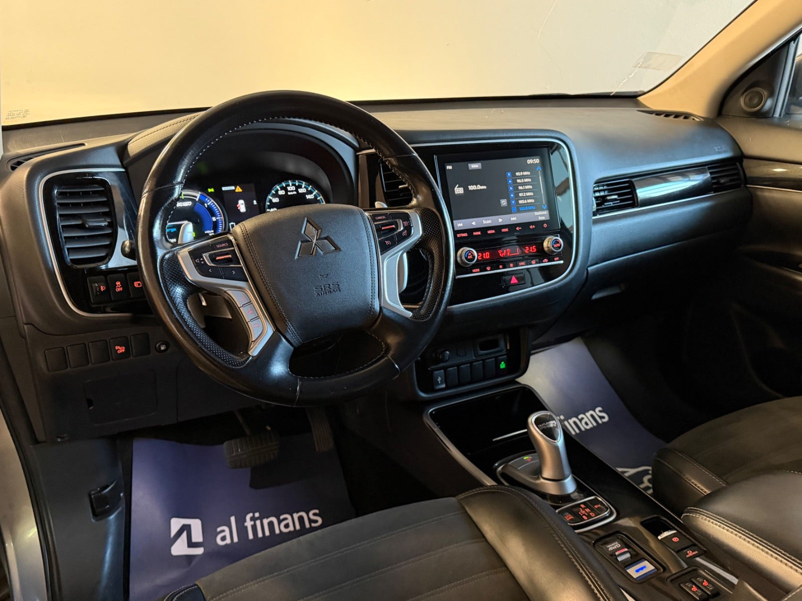 Grå Mitsubishi Outlander fra 2021