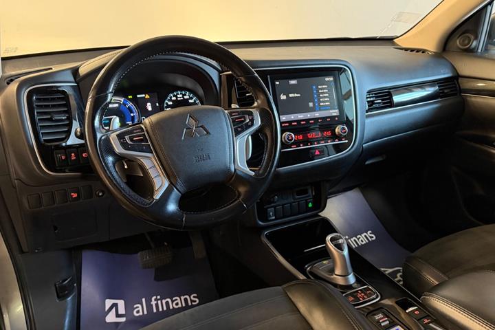 Grå Mitsubishi Outlander fra 2021
