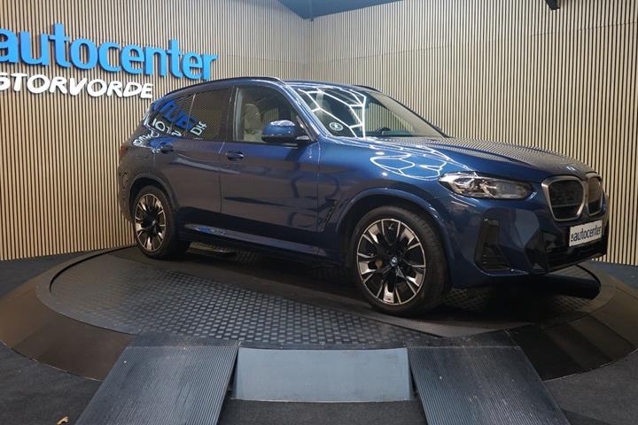 Blå BMW iX3 fra 2022 set udefra