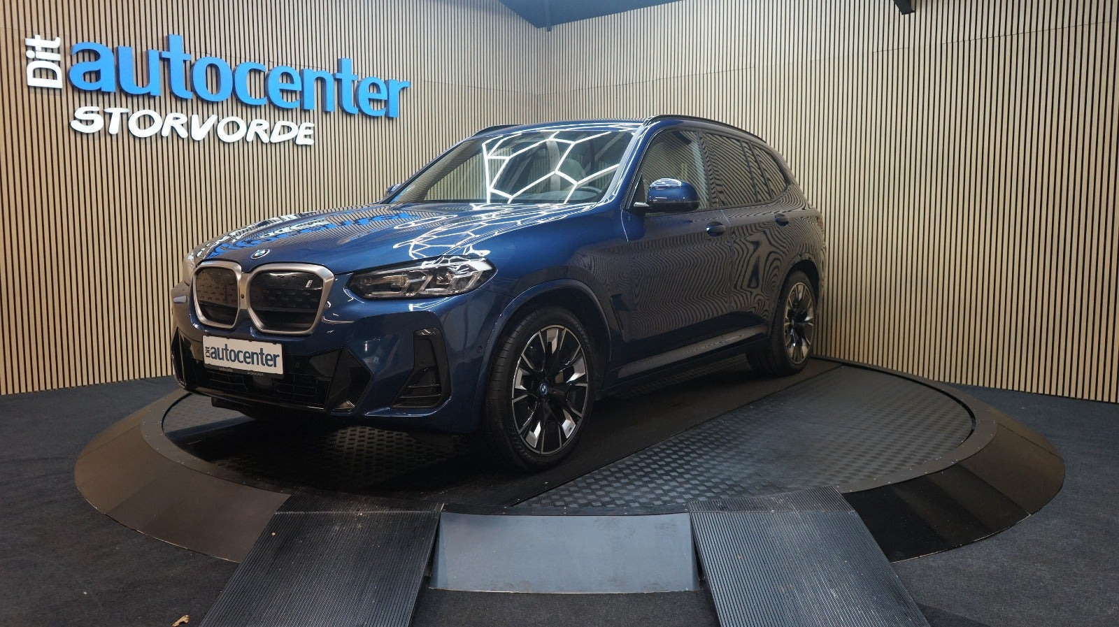 Blå BMW iX3 fra 2022