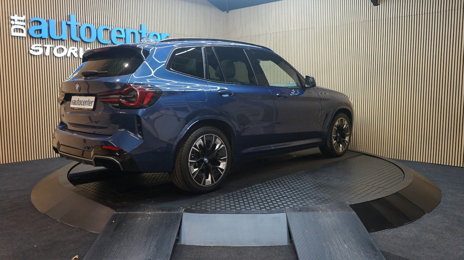 Blå BMW iX3 fra 2022