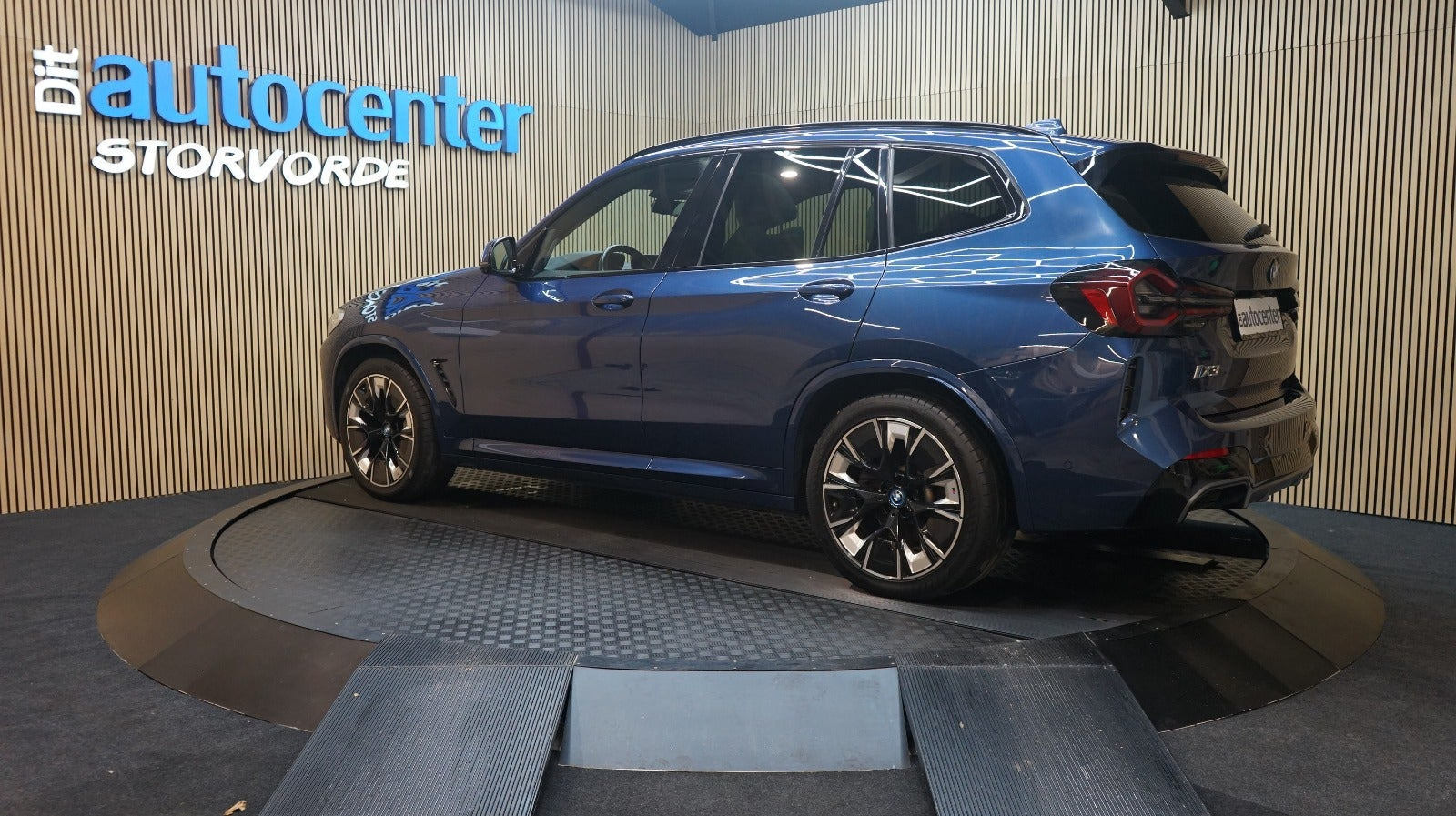 Blå BMW iX3 fra 2022