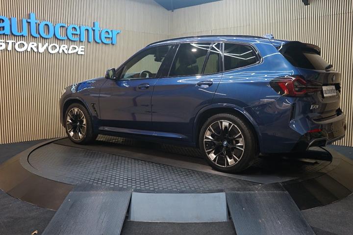 Blå BMW iX3 fra 2022
