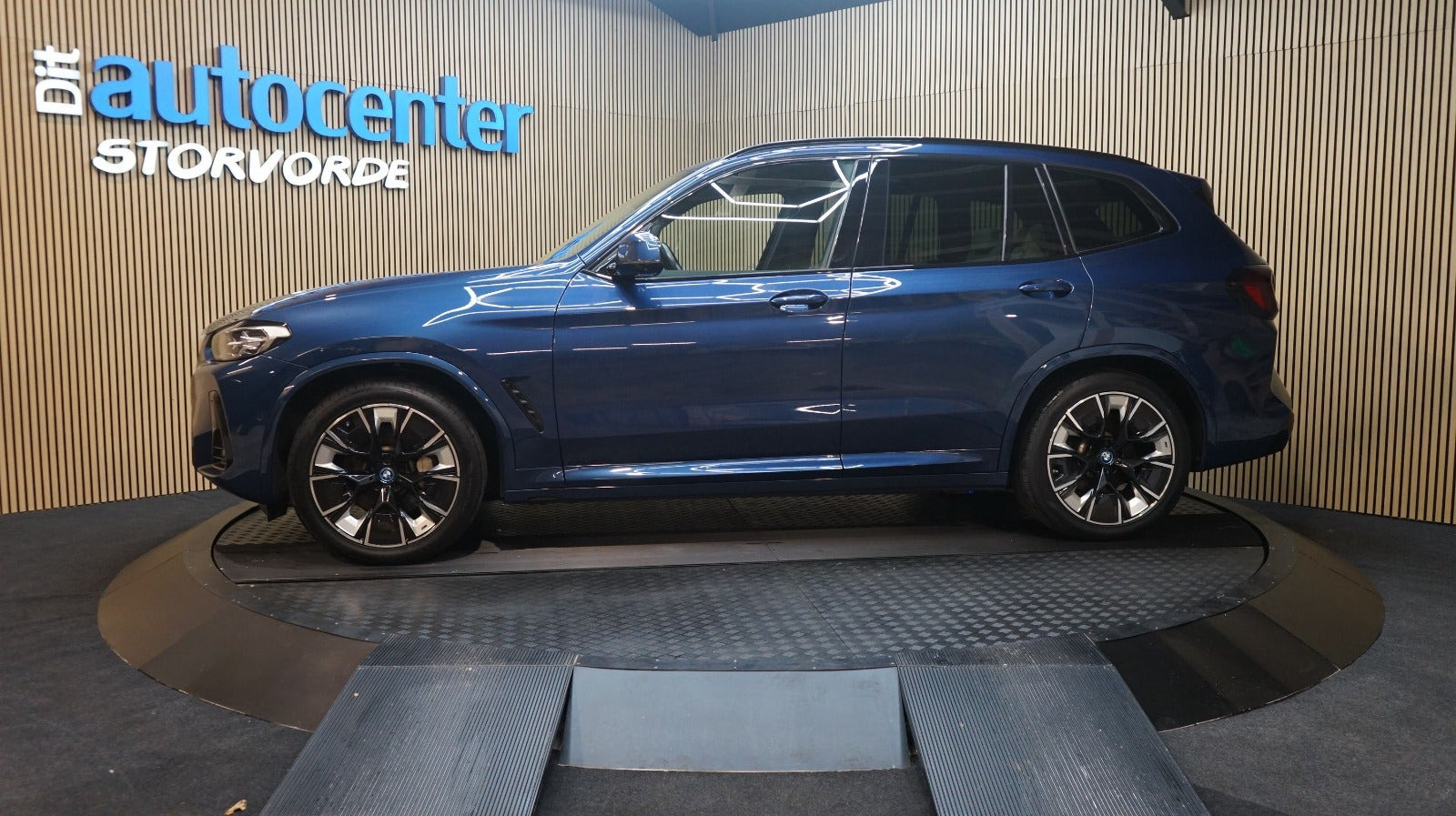 Blå BMW iX3 fra 2022