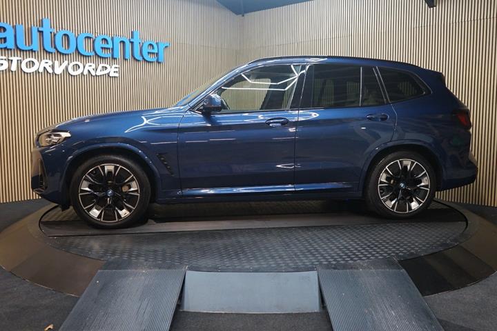 Blå BMW iX3 fra 2022