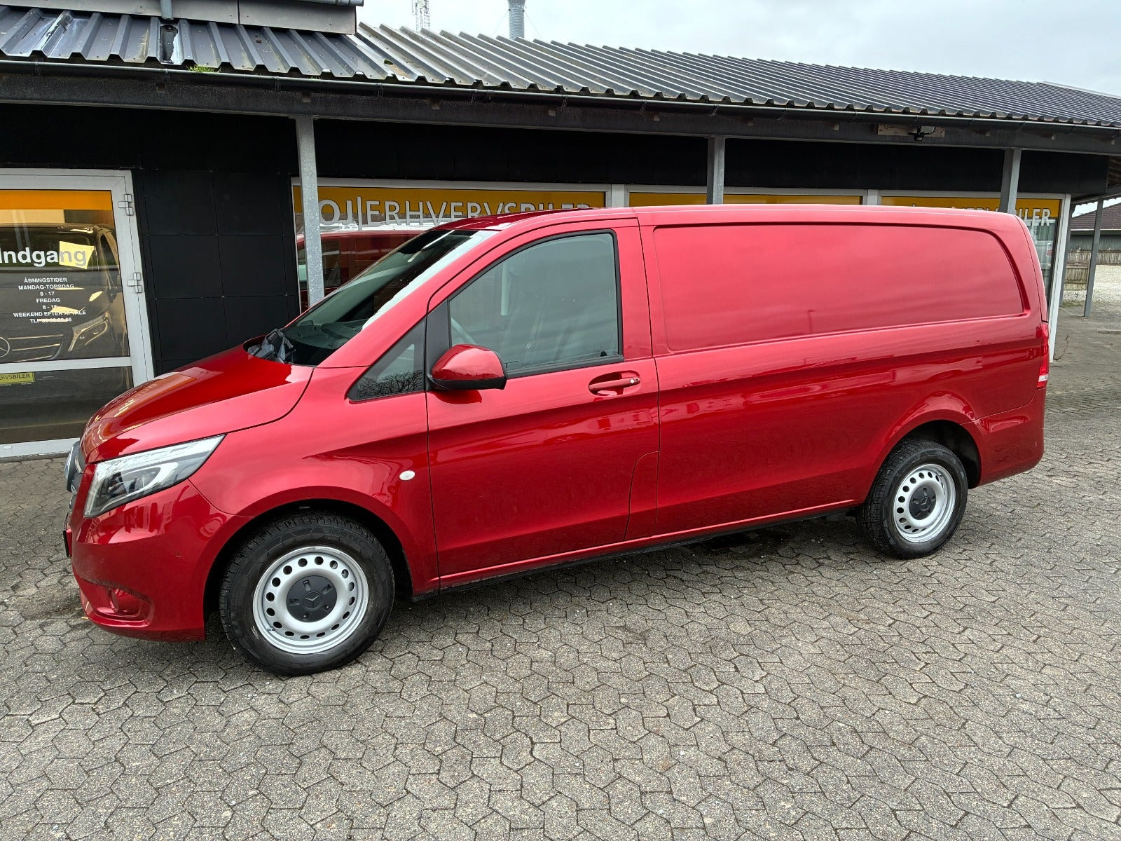 Rød Mercedes Vito 114 fra 2022
