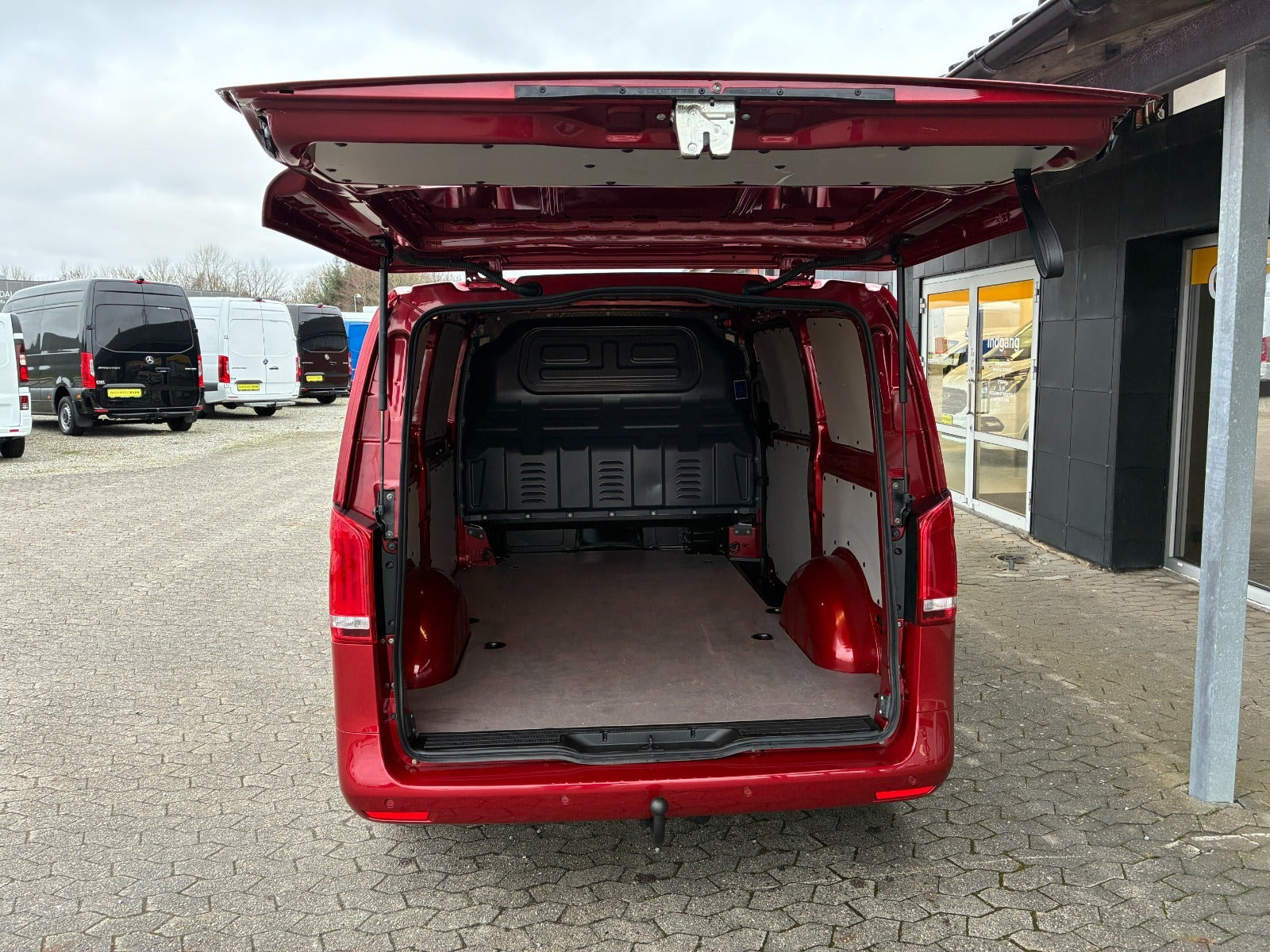 Rød Mercedes Vito 114 fra 2022