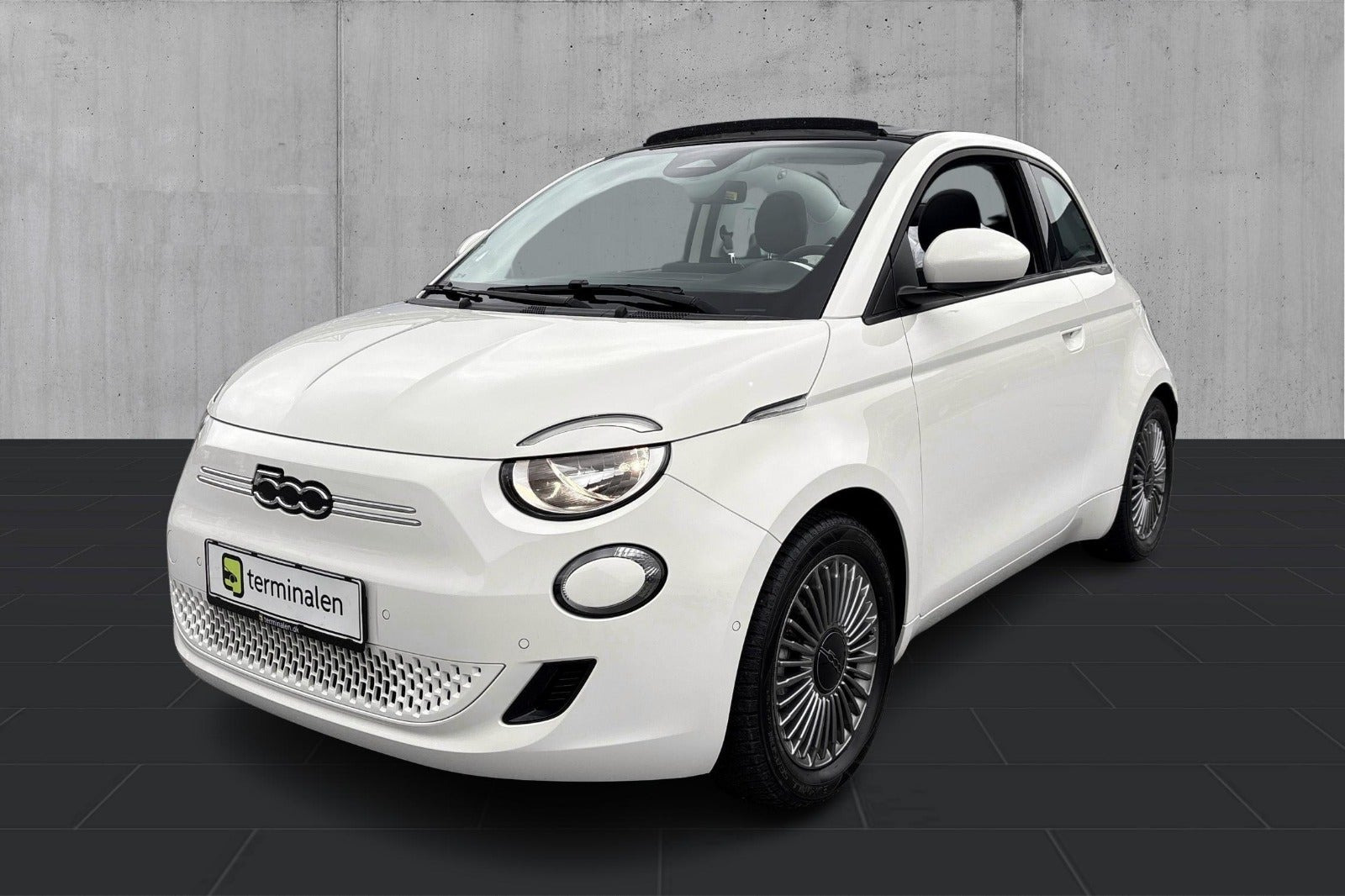 Hvid Fiat 500e fra 2024