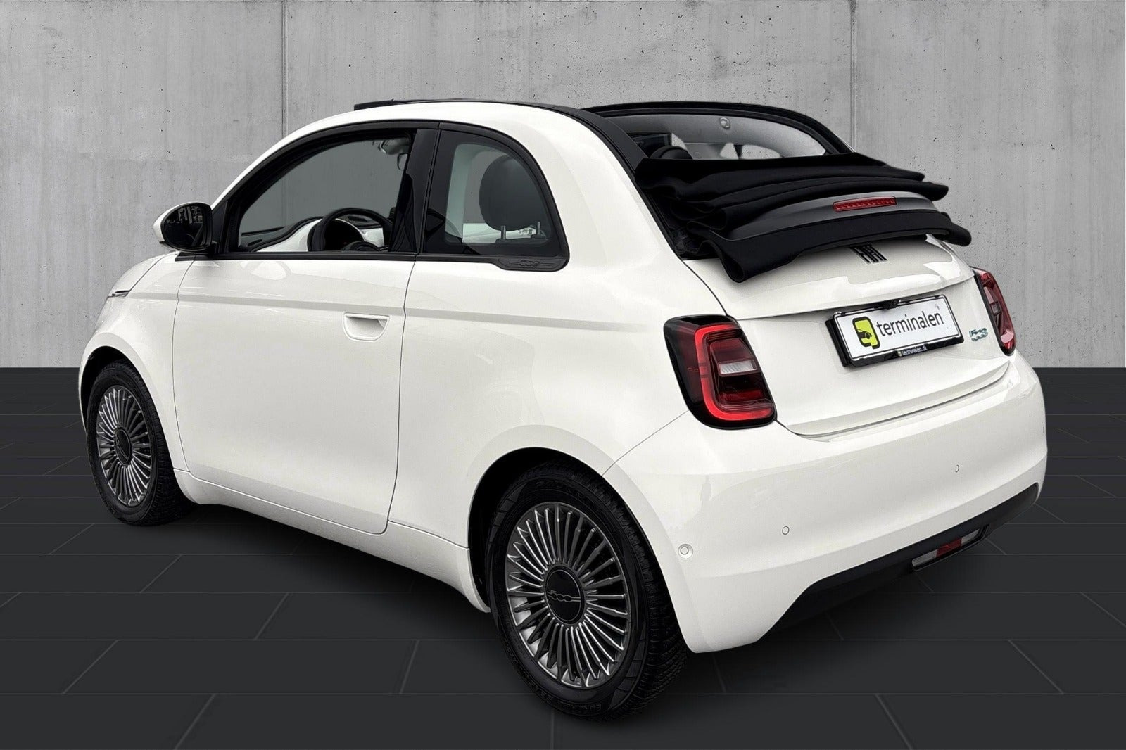 Hvid Fiat 500e fra 2024