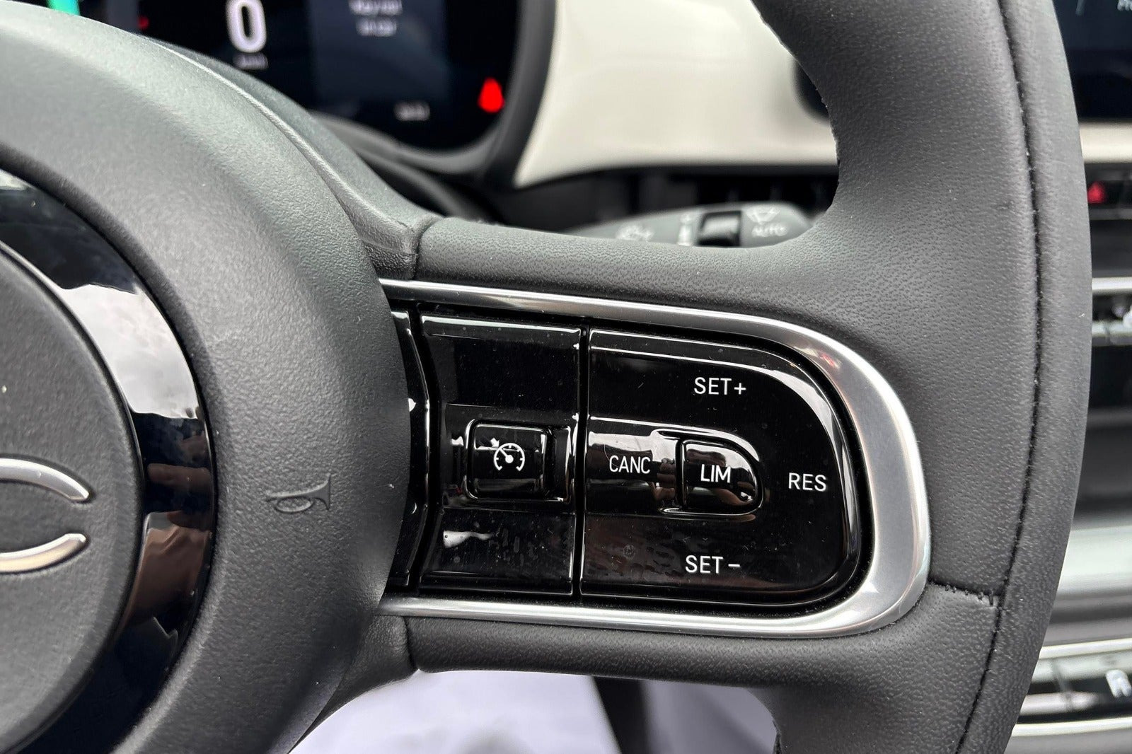 Hvid Fiat 500e fra 2024