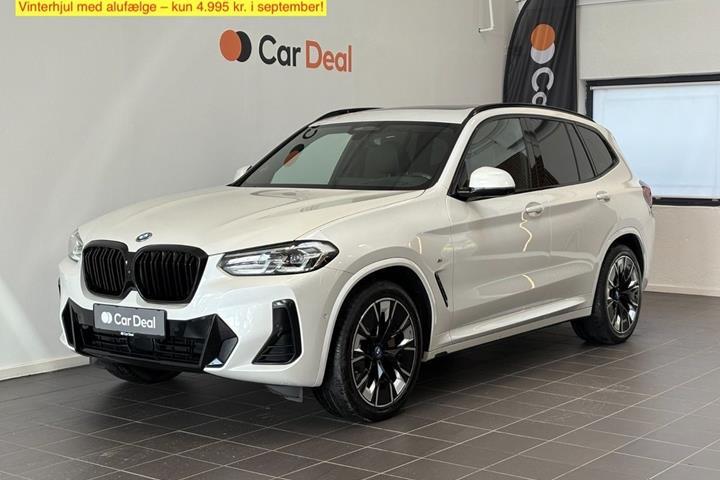 Hvid BMW iX3 fra 2022 set udefra