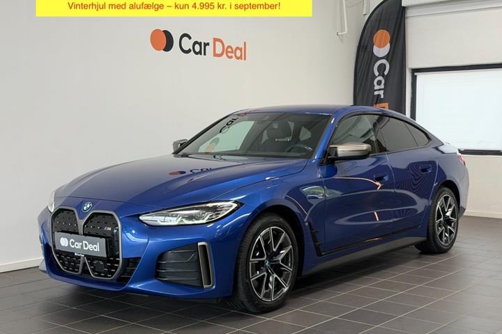 Blå BMW i4 fra 2023 set udefra