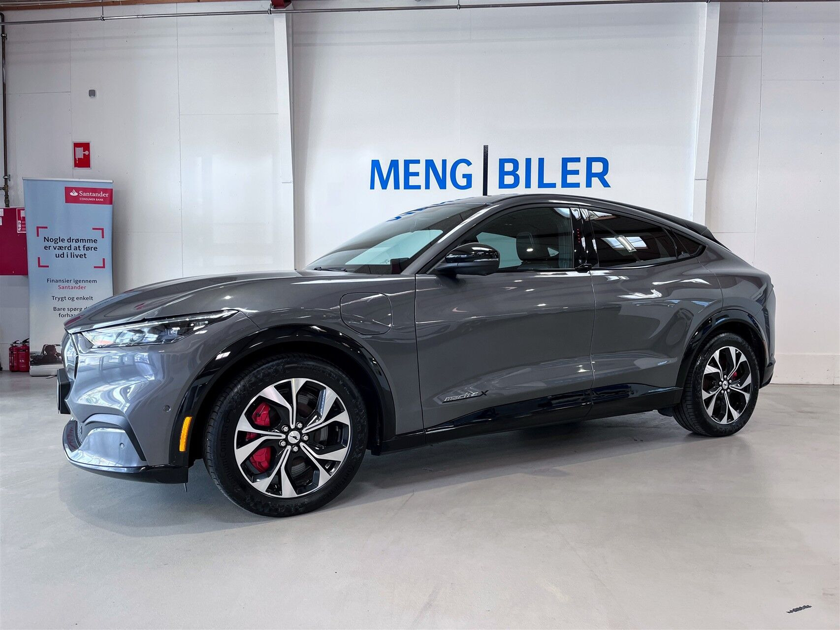 Grå Ford Mustang Mach-E fra 2024