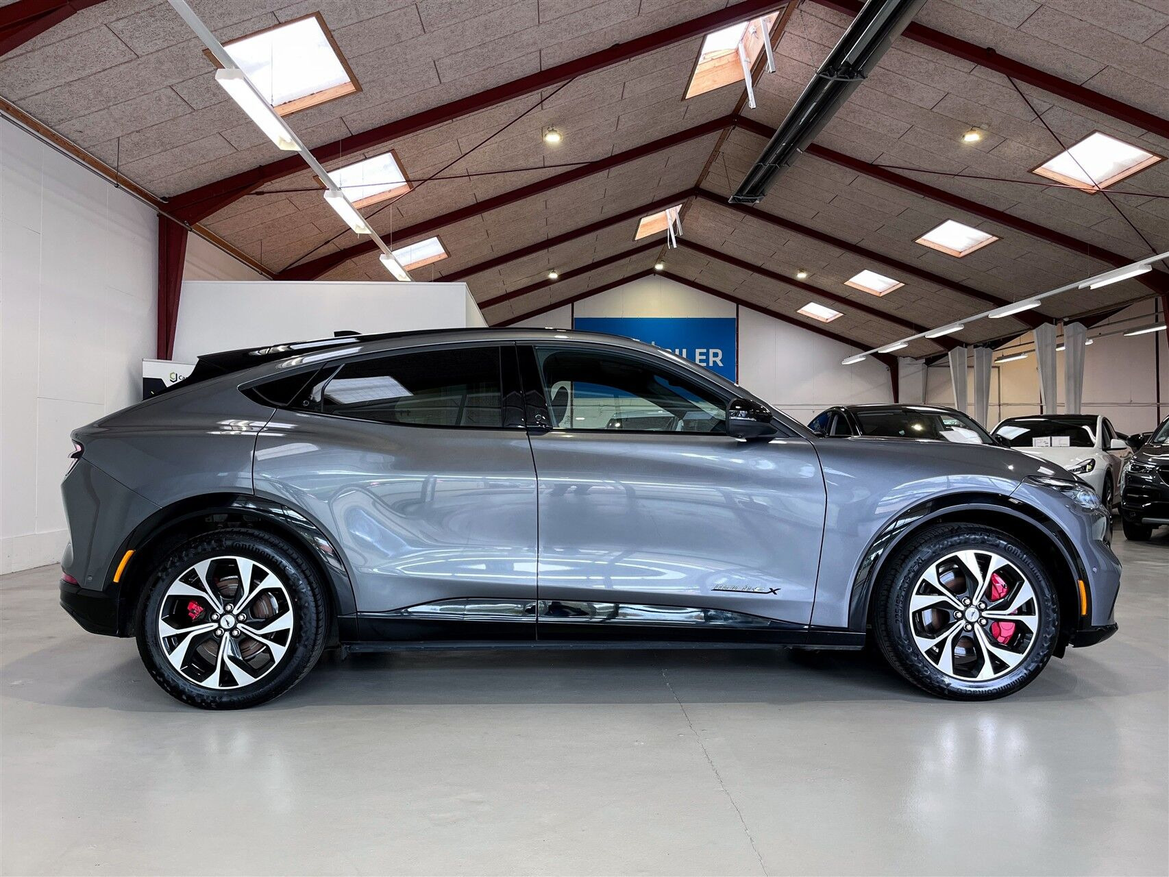 Grå Ford Mustang Mach-E fra 2024