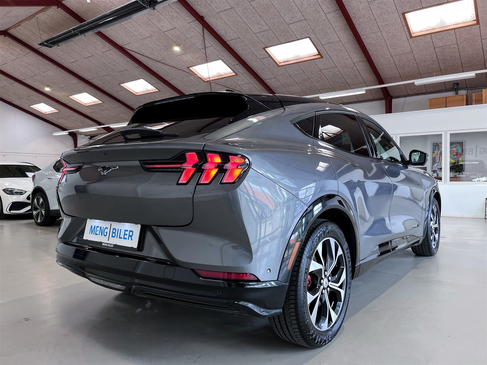 Grå Ford Mustang Mach-E fra 2024