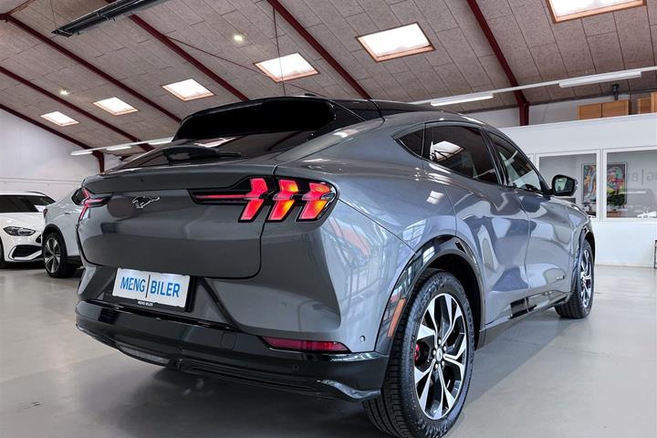 Grå Ford Mustang Mach-E fra 2024