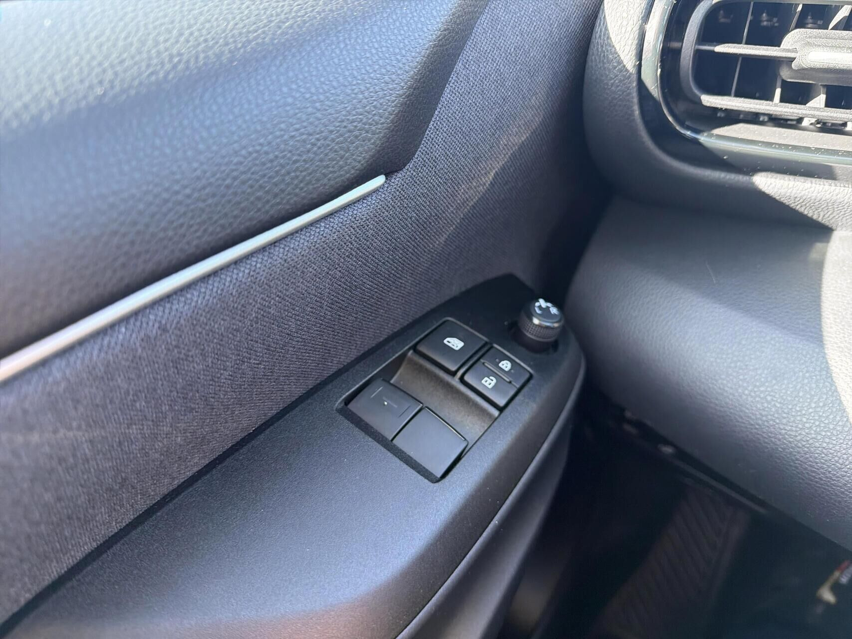 Hvid Toyota Yaris fra 2024