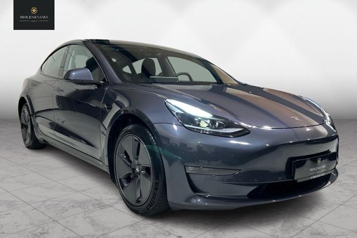 Grå Tesla Model 3 fra 2023 set udefra