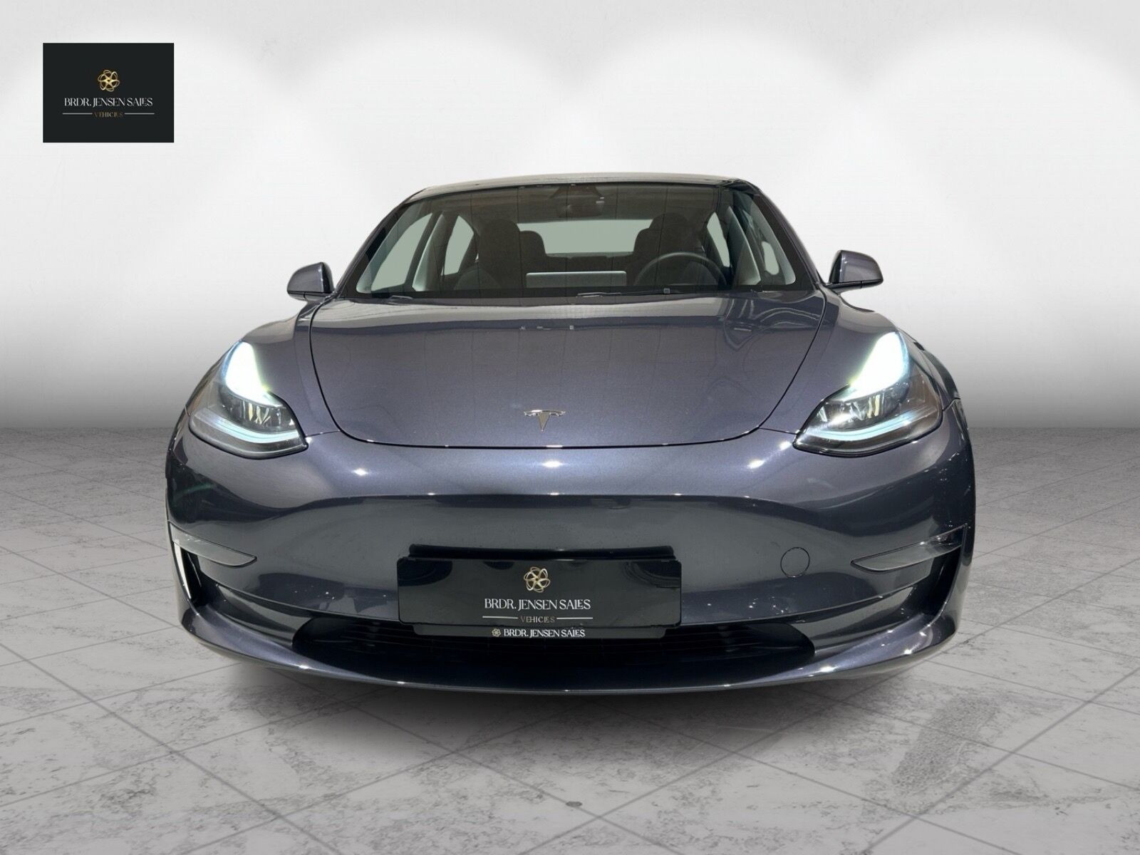 Grå Tesla Model 3 fra 2023