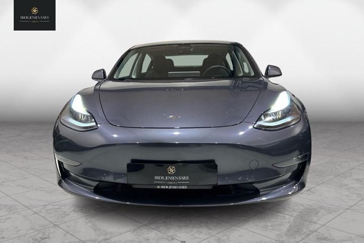 Grå Tesla Model 3 fra 2023