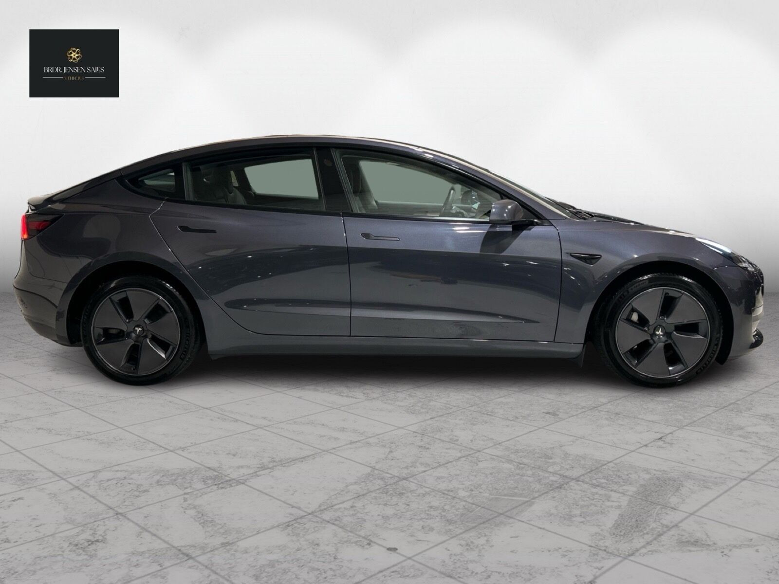 Grå Tesla Model 3 fra 2023