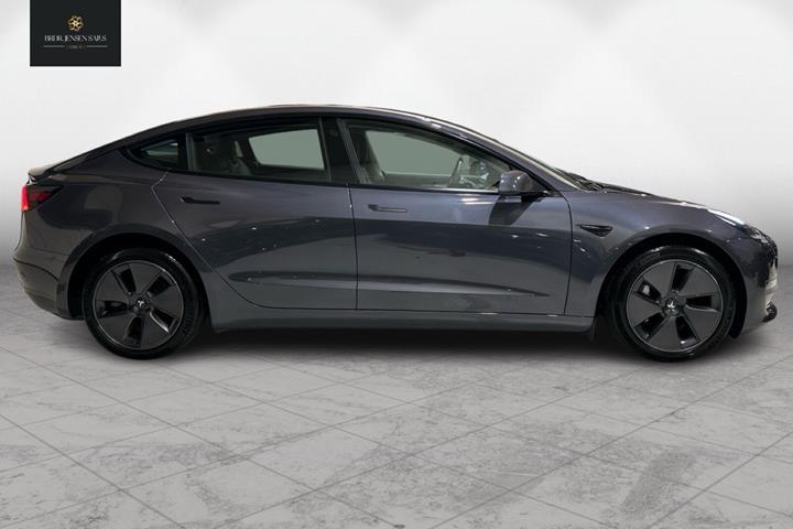 Grå Tesla Model 3 fra 2023