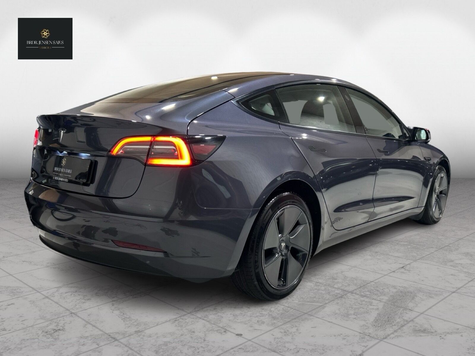 Grå Tesla Model 3 fra 2023