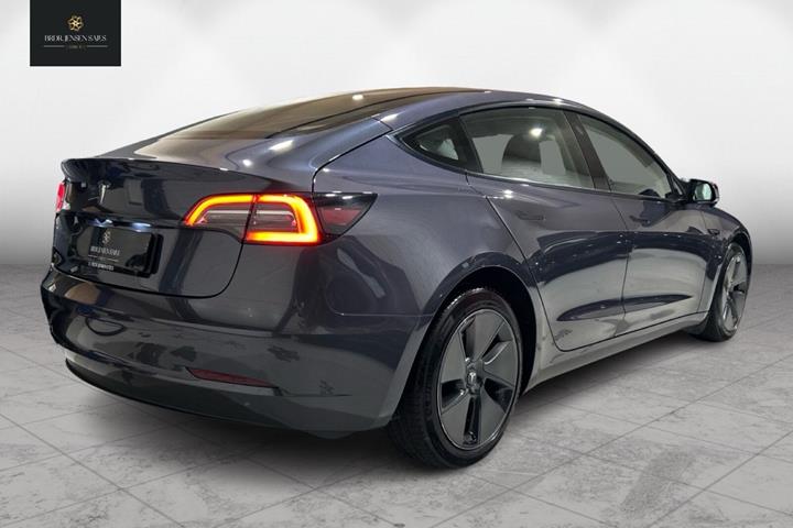 Grå Tesla Model 3 fra 2023