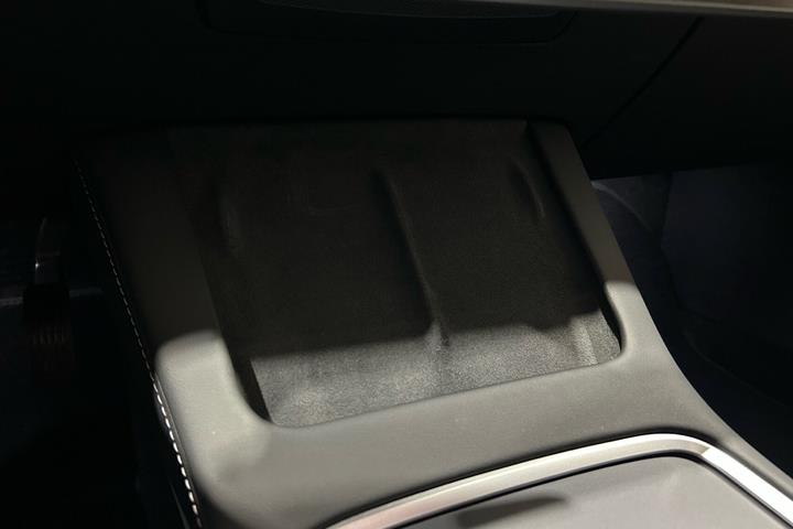 Grå Tesla Model 3 fra 2023