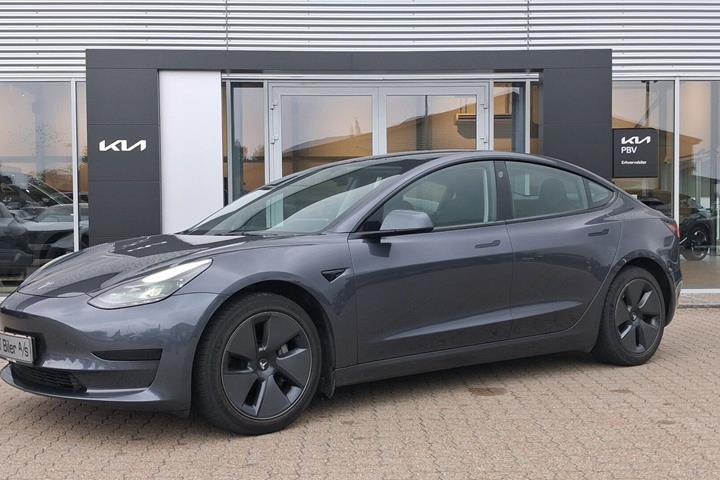 Grå Tesla Model 3 fra 2021 set udefra