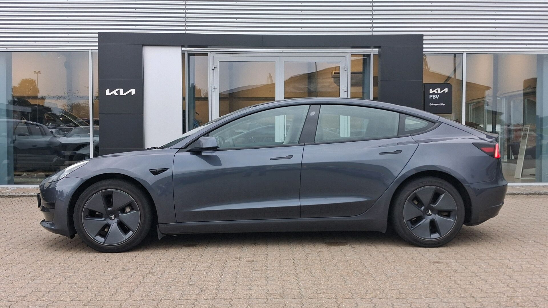 Grå Tesla Model 3 fra 2021