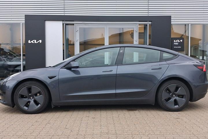 Grå Tesla Model 3 fra 2021
