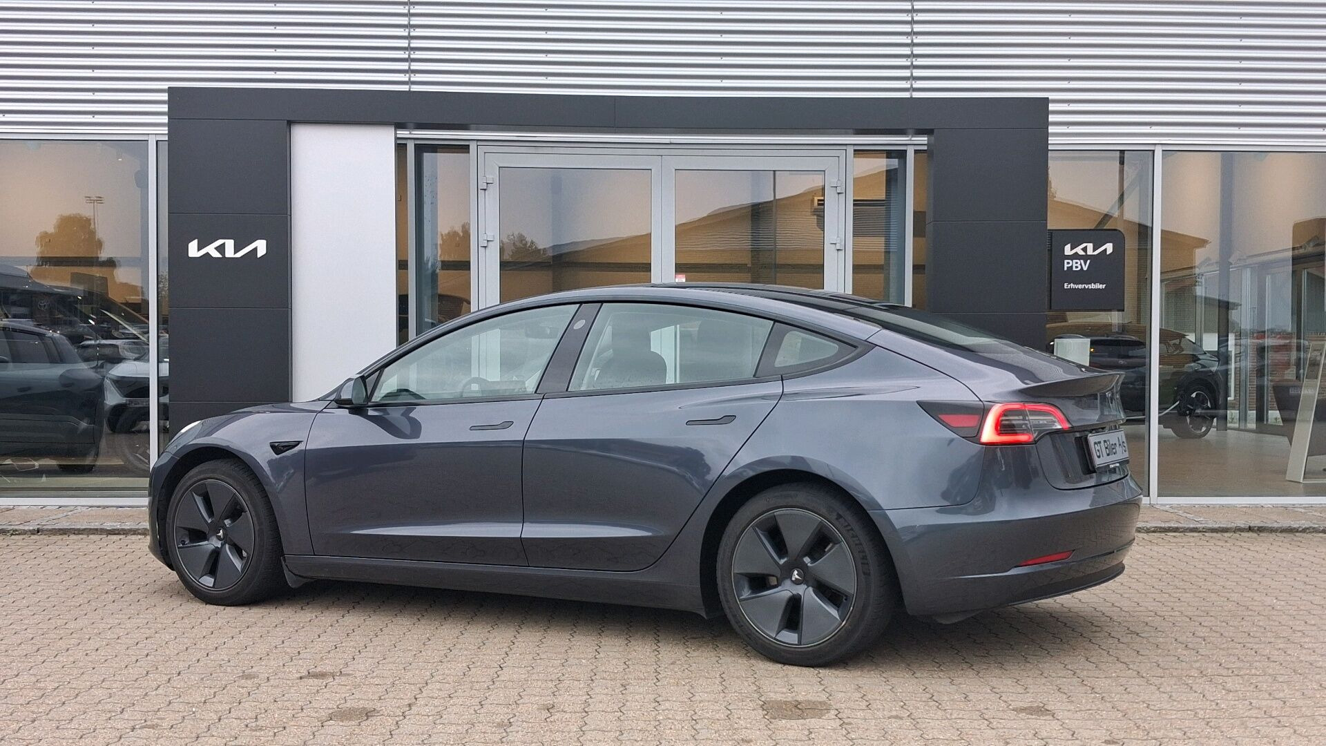Grå Tesla Model 3 fra 2021