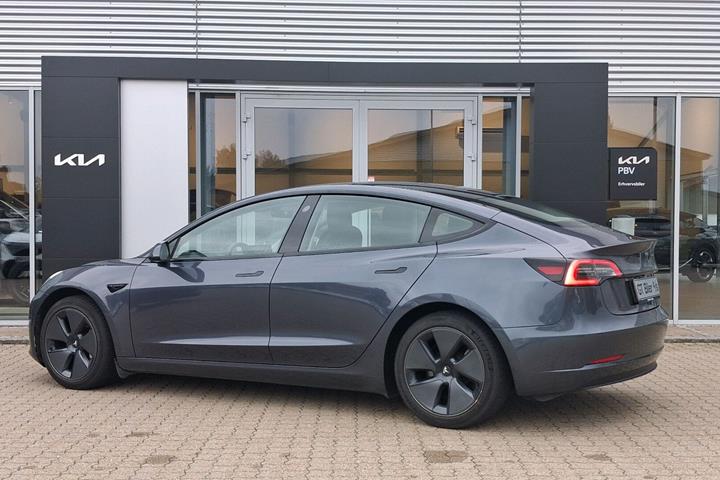 Grå Tesla Model 3 fra 2021