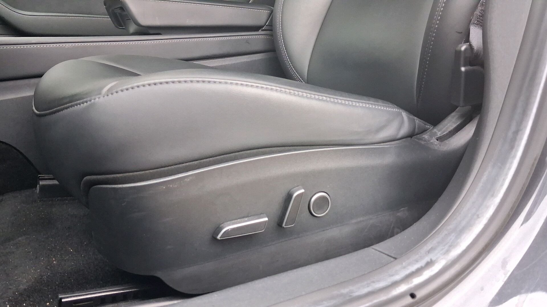 Grå Tesla Model 3 fra 2021