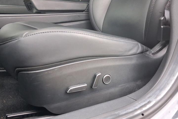 Grå Tesla Model 3 fra 2021