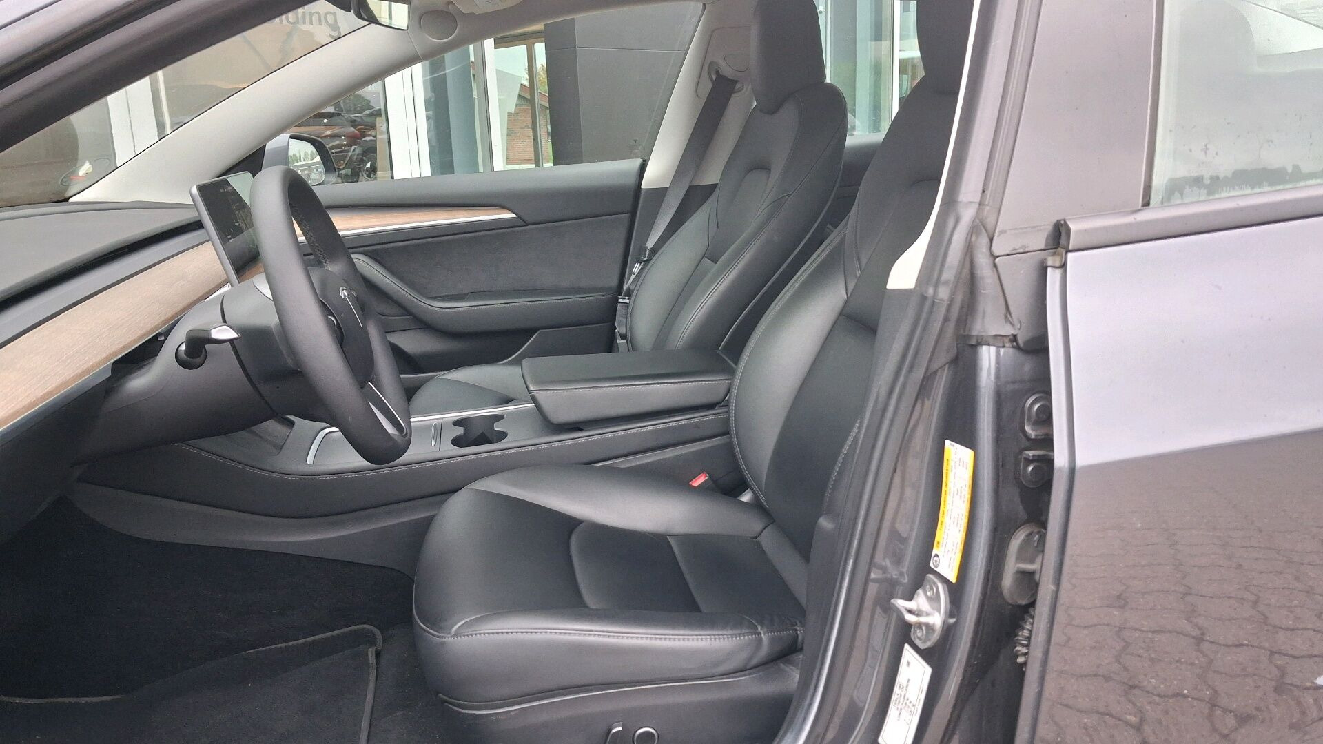 Grå Tesla Model 3 fra 2021